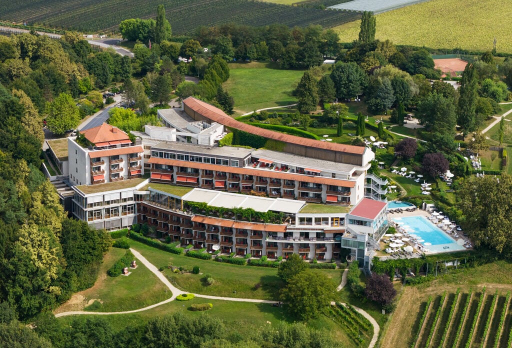 hotel steirerhof bad waltersdorf referenz balkongelaender aus alu kombiniert mit holz