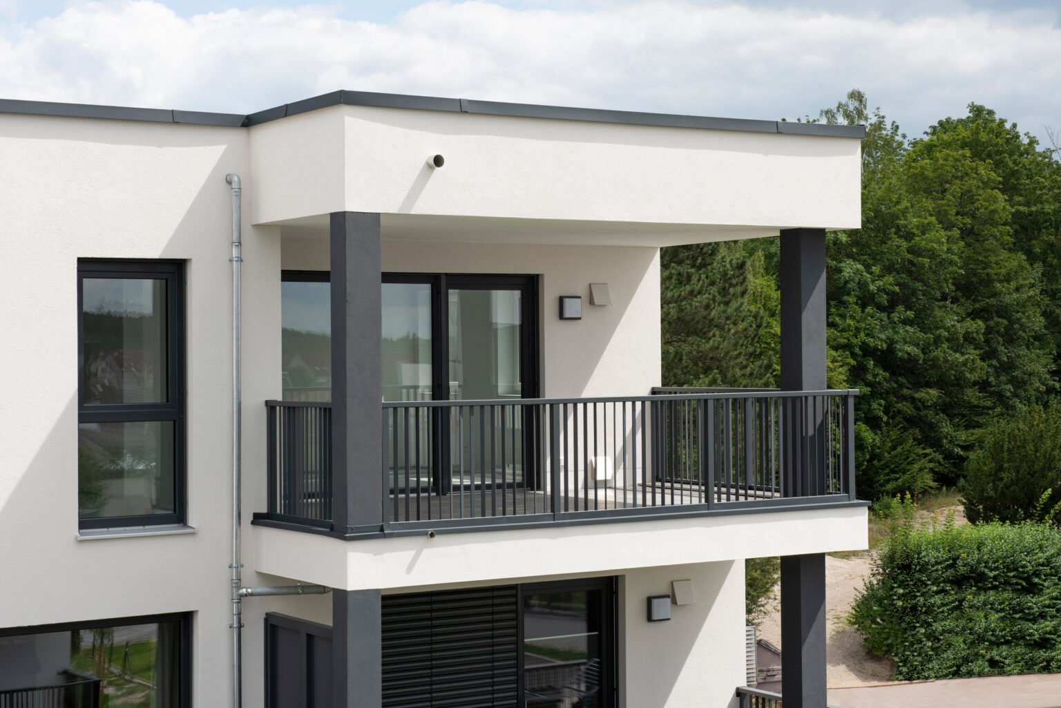 alubalkon lazio balkongelaender im vertikalen design
