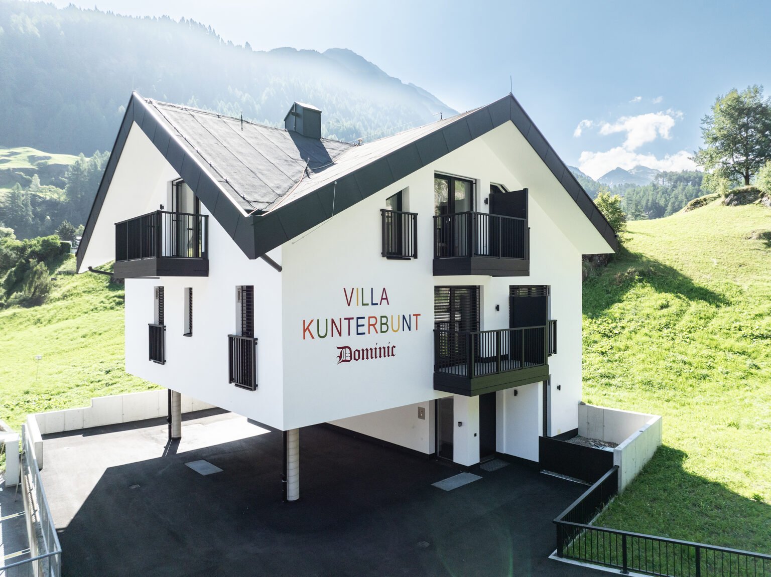 alubalkon lazio balkongelaender vertikal in tiefschwarz