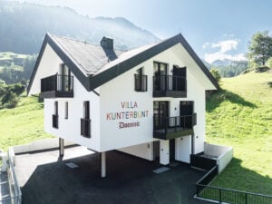 alubalkon lazio balkongelaender vertikal in tiefschwarz