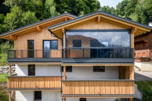 alubalkon lazio und glasbalkon vision holzfassade