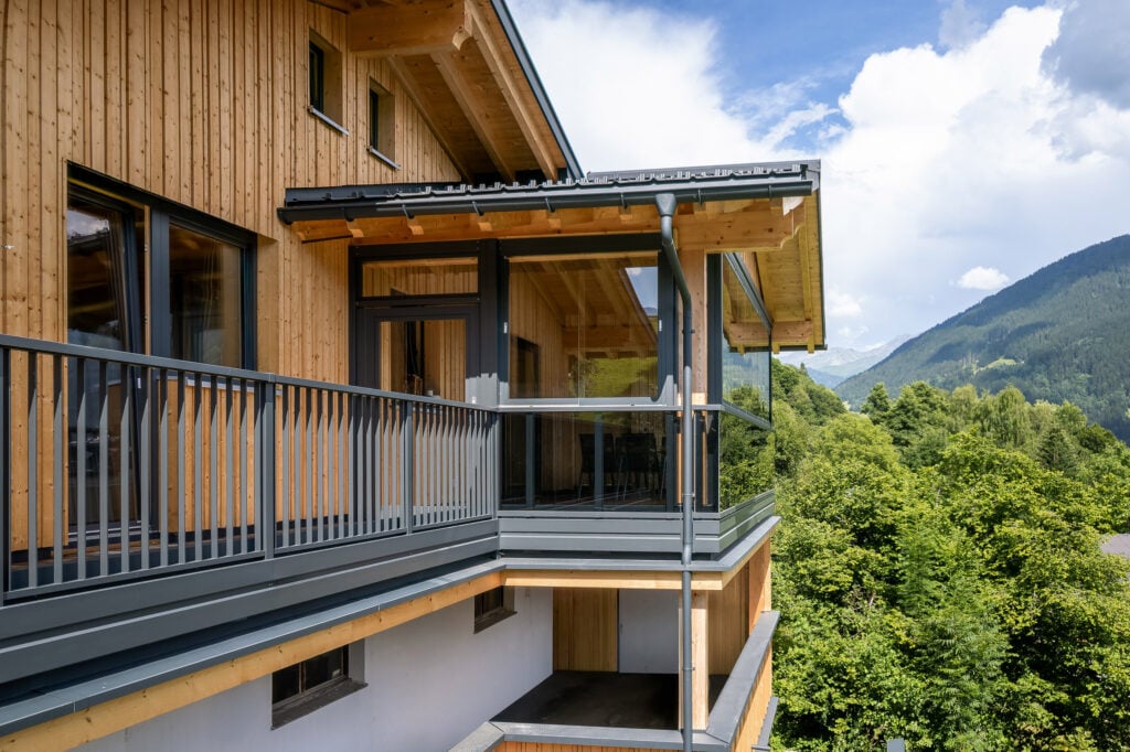 Alubalkon Lazio und Glasbalkon Vision mit Schiebeelementen für eine Rundumverglasung