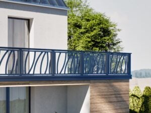 Otaru Alu Balkongeländer mit Glasfüllung hinter Alublech Streifen in Schilf Optik - Detailansicht