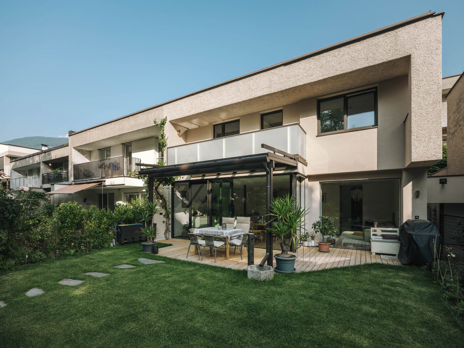 terrassenueberdachung aus alu und glas kombiniert mit einem balkon von leeb