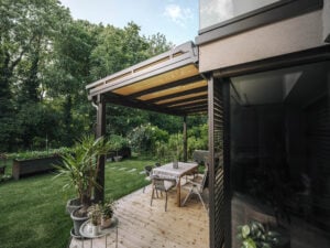 terrassenueberdachung aus alu und glas mit einer aufdachmarkise und led beleuchtung