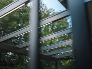 terrassenueberdachung aus glas und alu mit led beleuchtung integriert