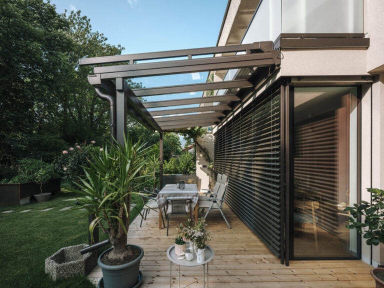 Überdachung der Terrasse aus Aluminium und Glas