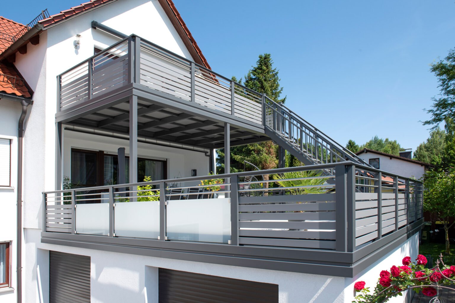 Anbaubalkon mit Stiege mit Modellen Madrid und Casa Linea aus Alu und Glas