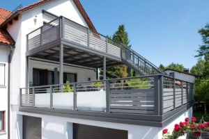 Anbaubalkon mit Stiege mit Modellen Madrid und Casa Linea aus Alu und Glas