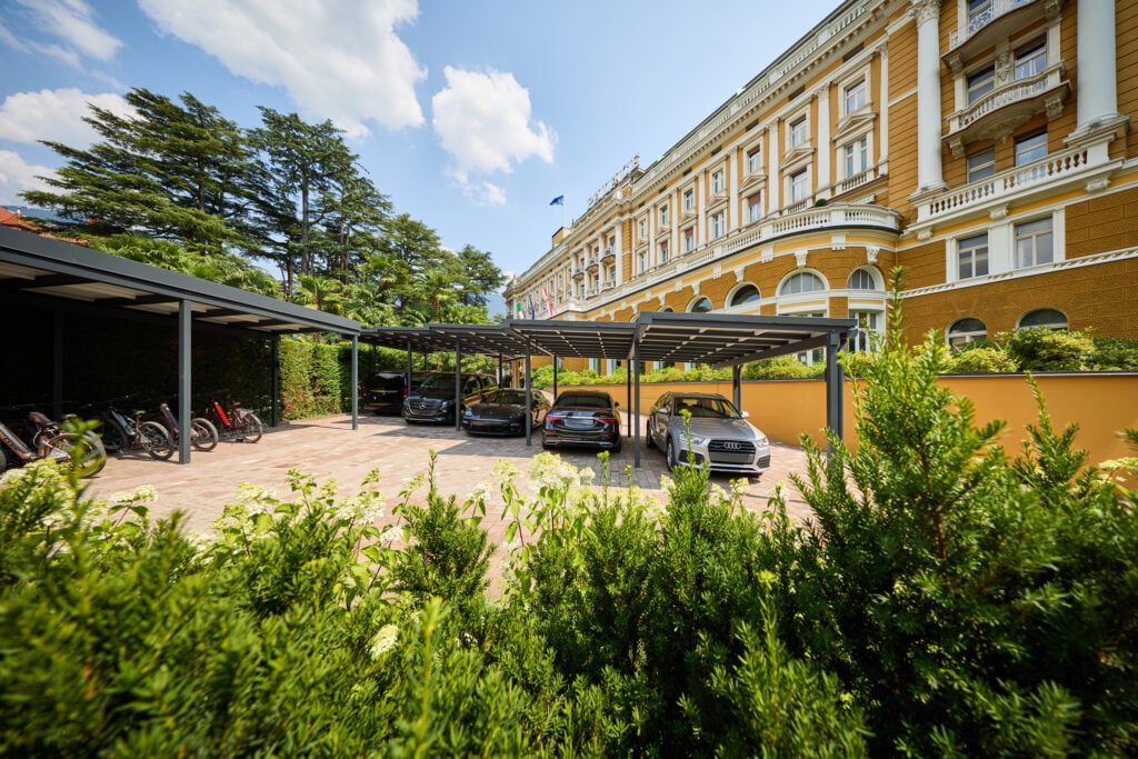 Hotel Palace mit Carports aus Aluminium von LeebBalkone Copyright Andreas Tauber Bearbeitung Leeb Balkone