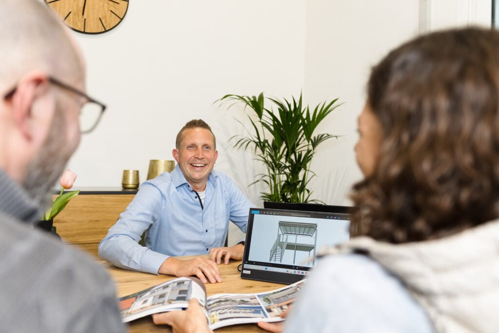 Beratungsgespräch mit Kunden im Schauraum Leeb Tettnang durch Florian Keller