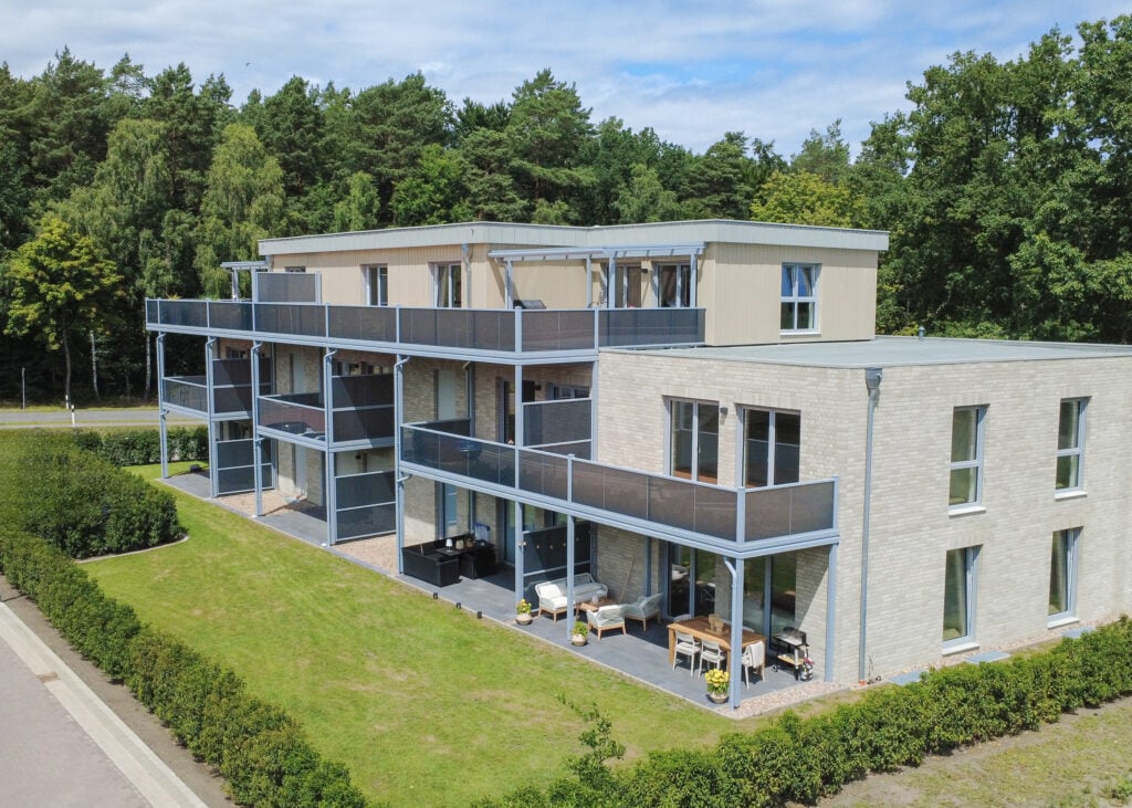 Wohnungswirtschaft Objekt in Soltau Fassade aus Steinen mit Anbaubalkonen Drohnenaufnahme