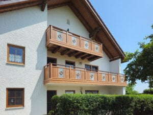 Balkongeländer Frankfurt in Holzoptik aus Aluminium