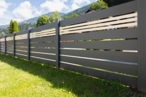 aluzaun linaro in anthrazit auf einer wiese