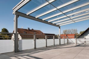 Anbaubalkon mit Überdachung und beigem Feinsteinzeugboden