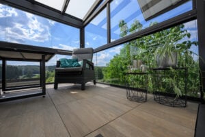 Steinboden in Holzoptik bei einem Anbaubalkon