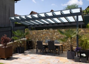 Terrassenüberdachung Modell Toscana mit mattweißer Glaseindeckung