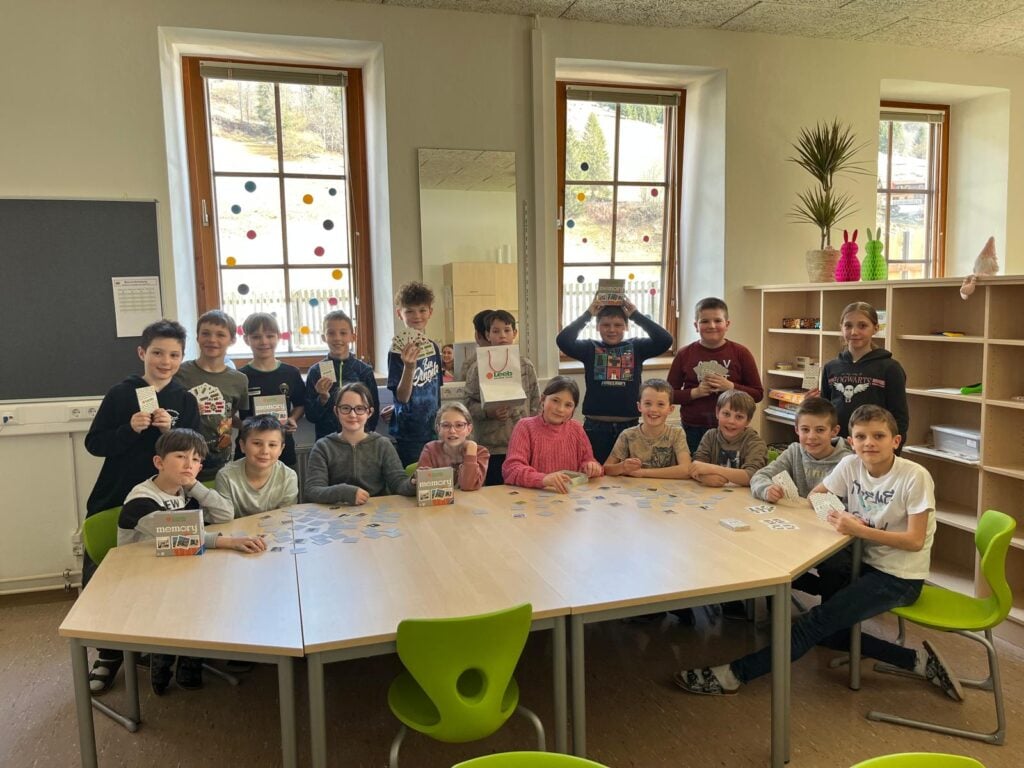Leeb sponsert Memory an Volksschule