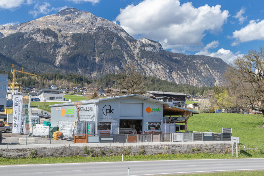 Leeb Schauraum Standort Wiesing: 6210 Wiesing, Dorf 105 — Balkone, Zäune und Überdachungen vor Ort erleben