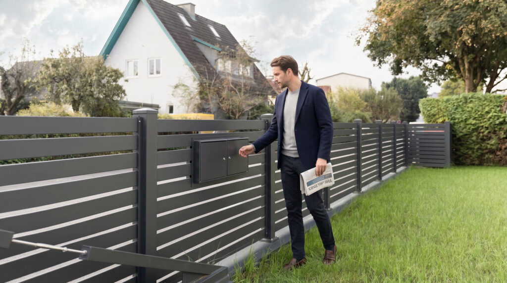 Innenansicht eines Leebzauns mit integriertem Briefkasten